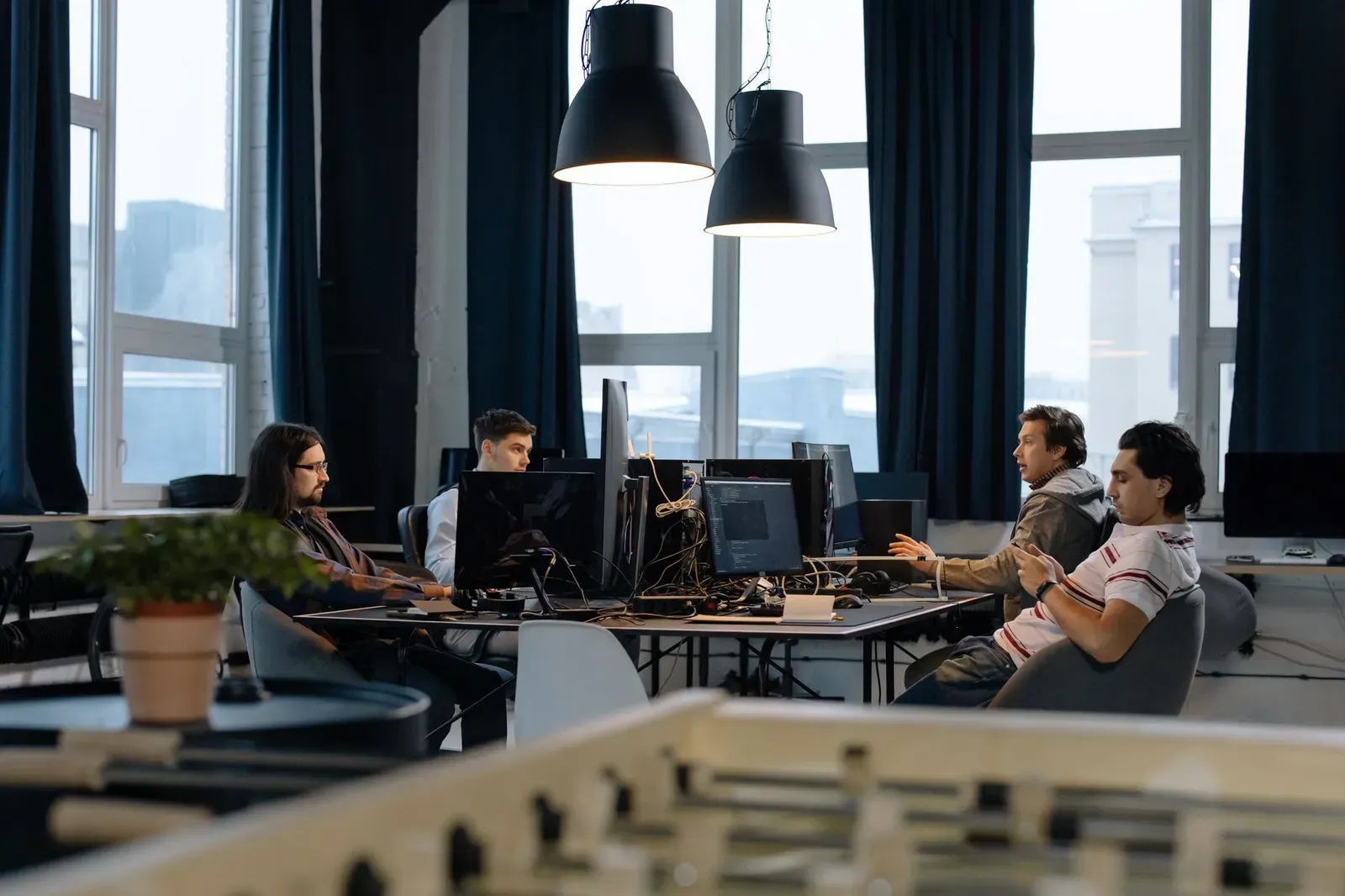 Mitarbeiter an Computern in einem modernen Büro