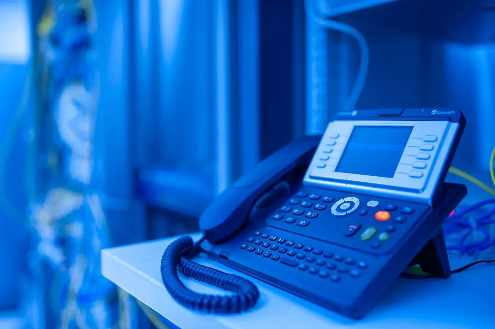 Modernes IP-Telefon auf einem Schreibtisch